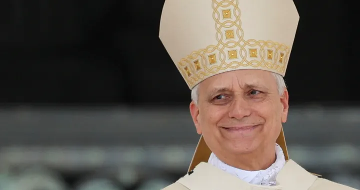 Pope Leo XIV gestures at the end of his inaugural Mass in Saint Peter's Square, at the Vatican May 18, 2025. REUTERS/CLAUDIA GRECO/Claudia Greco