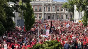 HAG (AA) - Oko 100.000 ljudi okupilo se u Hagu u Holandiji kako bi protestovali protiv proizraelske politike vlade.Demonstracije, koje su zajedniДЌki organizovale brojne meД'unarodne i lokalne nevladine organizacije, odrЕѕane su na Trgu Malieveld uz slogan "Povucite crvenu liniju za Gazu".Demonstranti su se okupili na trgu noseД‡i crvenu odjeД‡u koja simbolizira crvenu liniju.ViЕЎe od 80 nevladinih organizacija prisustvovalo je dogaД'aju, ukljuДЌujuД‡i holandske ogranke mnogih meД'unarodnih nevladinih organizacija, kao ЕЎto su "Human Rights Watch" i "Amnesty International", kao i lokalne organizacije za ljudska prava, grupe za podrЕЎku Palestini, Еѕenska, djeДЌja i humanitarna udruЕѕenja. (Selman AksГјnger - Anadolu Agency)/
