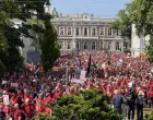 HAG (AA) - Oko 100.000 ljudi okupilo se u Hagu u Holandiji kako bi protestovali protiv proizraelske politike vlade.Demonstracije, koje su zajedniДЌki organizovale brojne meД'unarodne i lokalne nevladine organizacije, odrЕѕane su na Trgu Malieveld uz slogan "Povucite crvenu liniju za Gazu".Demonstranti su se okupili na trgu noseД‡i crvenu odjeД‡u koja simbolizira crvenu liniju.ViЕЎe od 80 nevladinih organizacija prisustvovalo je dogaД'aju, ukljuДЌujuД‡i holandske ogranke mnogih meД'unarodnih nevladinih organizacija, kao ЕЎto su "Human Rights Watch" i "Amnesty International", kao i lokalne organizacije za ljudska prava, grupe za podrЕЎku Palestini, Еѕenska, djeДЌja i humanitarna udruЕѕenja. (Selman AksГјnger - Anadolu Agency)/