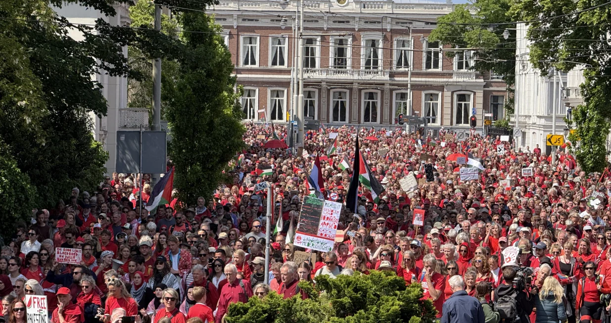 HAG (AA) - Oko 100.000 ljudi okupilo se u Hagu u Holandiji kako bi protestovali protiv proizraelske politike vlade.Demonstracije, koje su zajedniДЌki organizovale brojne meД'unarodne i lokalne nevladine organizacije, odrЕѕane su na Trgu Malieveld uz slogan "Povucite crvenu liniju za Gazu".Demonstranti su se okupili na trgu noseД‡i crvenu odjeД‡u koja simbolizira crvenu liniju.ViЕЎe od 80 nevladinih organizacija prisustvovalo je dogaД'aju, ukljuДЌujuД‡i holandske ogranke mnogih meД'unarodnih nevladinih organizacija, kao ЕЎto su "Human Rights Watch" i "Amnesty International", kao i lokalne organizacije za ljudska prava, grupe za podrЕЎku Palestini, Еѕenska, djeДЌja i humanitarna udruЕѕenja. (Selman AksГјnger - Anadolu Agency)/