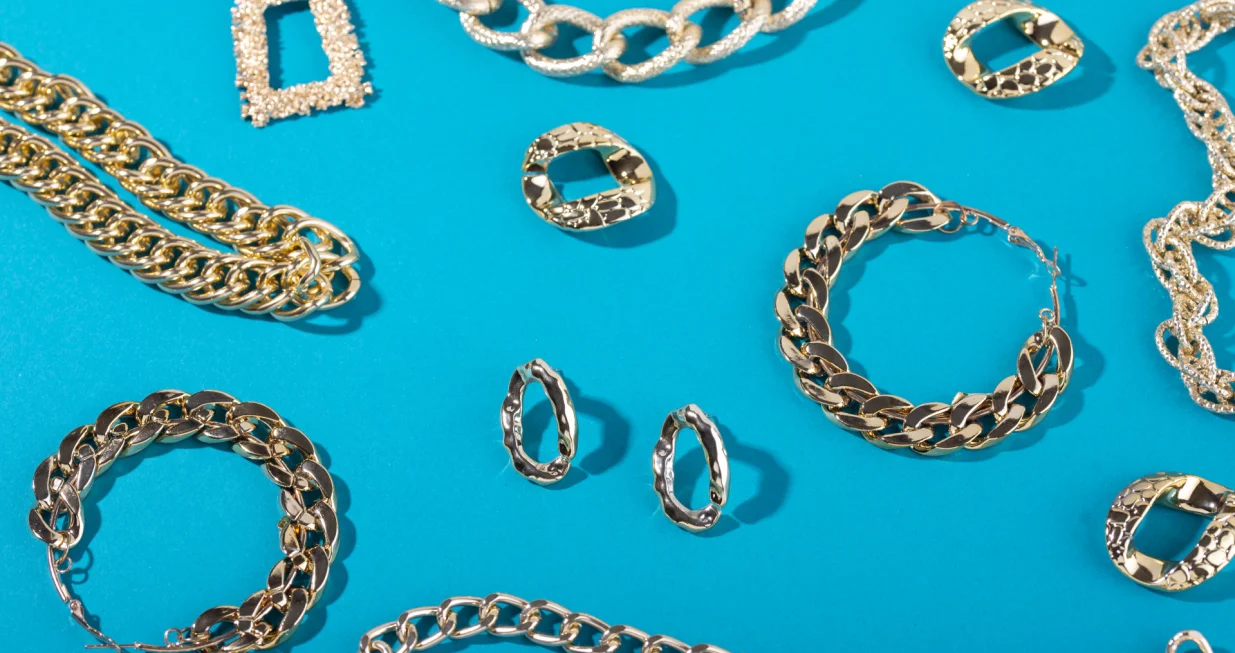 Sigurno ste se bar jednom zapitale da li vam više pristaje srebro ili zlato/Freepik