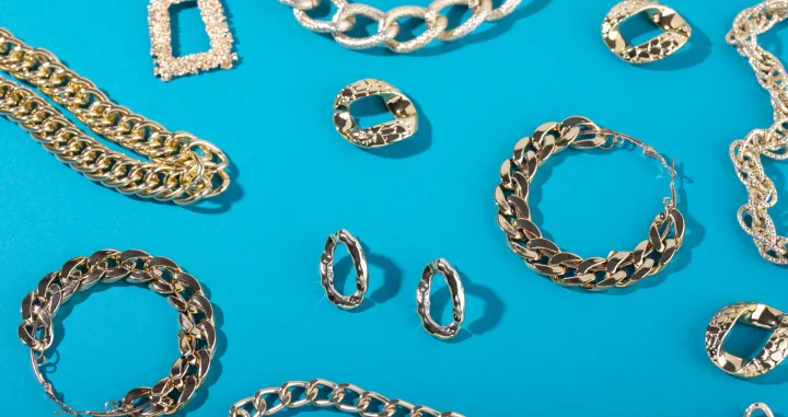 Sigurno ste se bar jednom zapitale da li vam više pristaje srebro ili zlato/Freepik