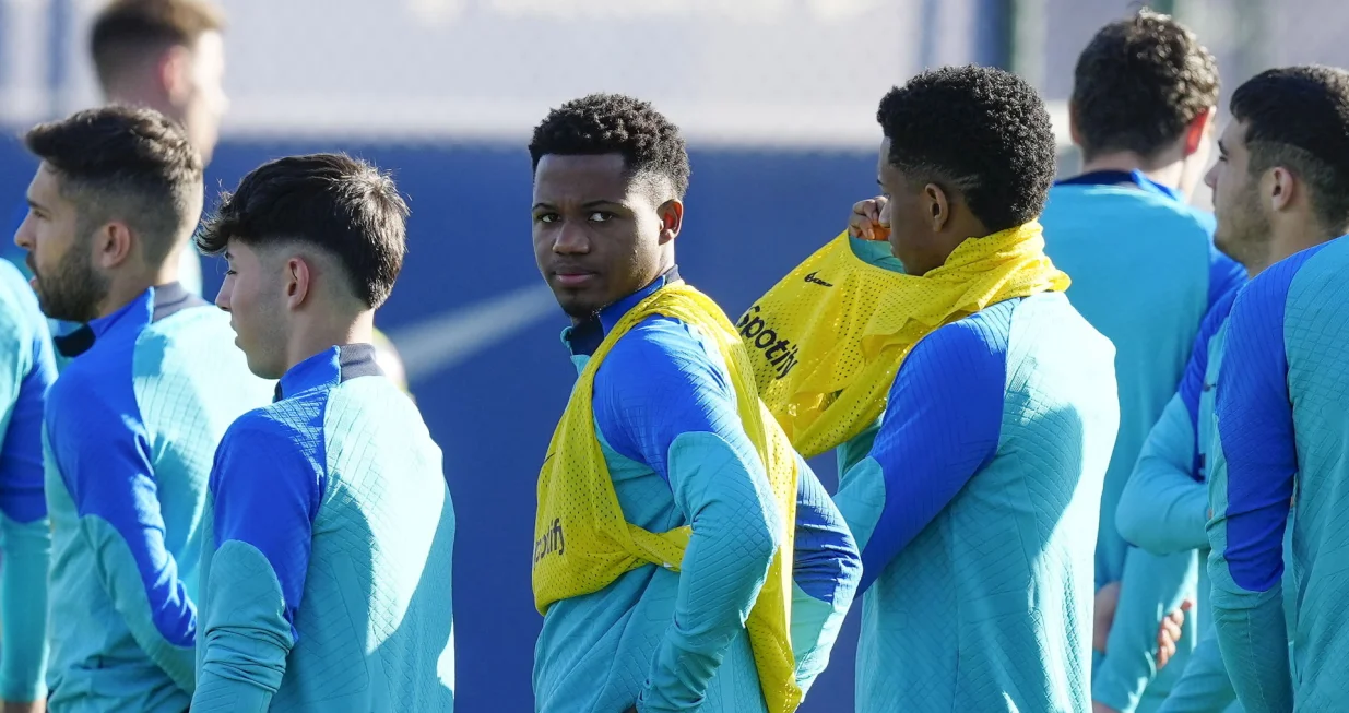 epa10377079 FC Barcelona's players Ansu Fati (C) attends a team's training session at the club's sport complex in Sant Joan Despi, in Barcelona, Spain, 23 December 2022. The team prepares its upcoming LaLiga match against Espanyol on 31 December 2022. EPA/Enric Fontcuberta
