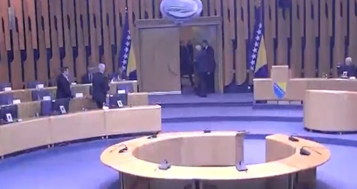 Kovačević, Nović i Špirić napuštaju sjednicu/Screenshot/