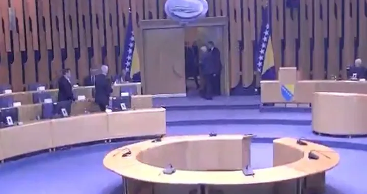 Kovačević, Nović i Špirić napuštaju sjednicu/Screenshot/