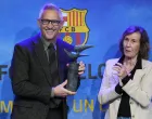 epa10262827 British former soccer player and current sports broadcaster Gary Lineker (L) receives the Vazquez Montalban Sports Journalism Award from the widow of Spanish journalist Manuel Vazquez Montalban, Anna Salles (R), in Barcelona, Spain, 24 October 2022. EPA/Alejandro Garcia