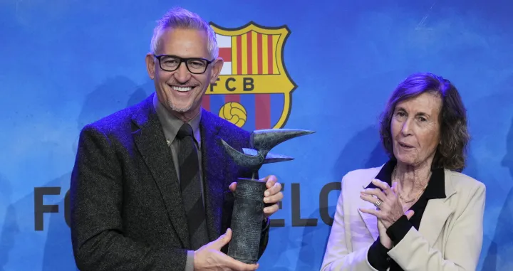 epa10262827 British former soccer player and current sports broadcaster Gary Lineker (L) receives the Vazquez Montalban Sports Journalism Award from the widow of Spanish journalist Manuel Vazquez Montalban, Anna Salles (R), in Barcelona, Spain, 24 October 2022. EPA/Alejandro Garcia