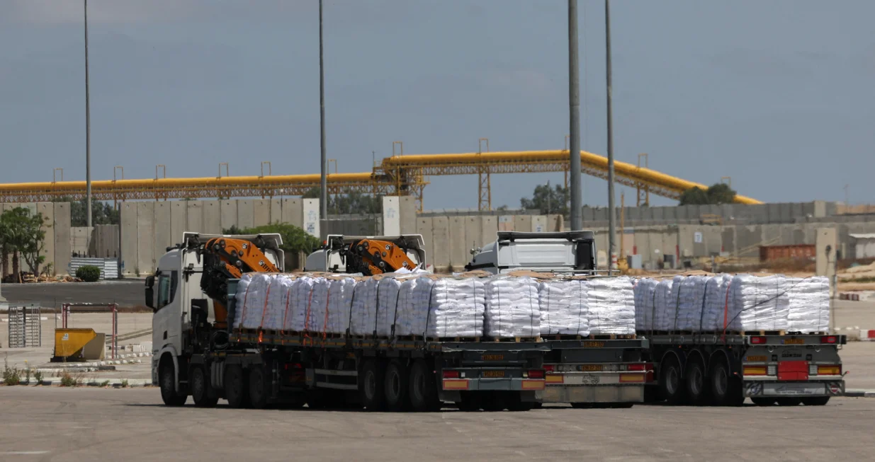 Trucks carrying aid, make their way to Gaza, at the Kerem Shalom crossing, on the Israeli side of the crossing, May 19, 2025 REUTERS/Ronen Zvulun/Ronen Zvulun