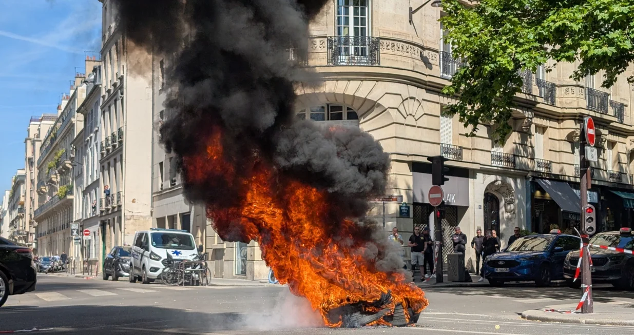 Pariz, Francuska - 19. maj 2025:Taksisti u Parizu protestirali zbog smanjenja naknada za zdravstveni prevoz u Francuskoj. Masovni protesti taksista održavaju se danas u Parizu i drugim gradovima širom Francuske zbog smanjenja naknada za zdravstveni prevoz (Luc Auffret - Anadolu Agency)/