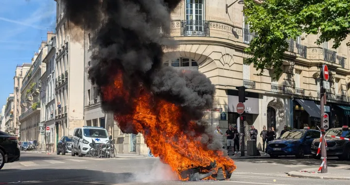 Pariz, Francuska - 19. maj 2025:Taksisti u Parizu protestirali zbog smanjenja naknada za zdravstveni prevoz u Francuskoj. Masovni protesti taksista održavaju se danas u Parizu i drugim gradovima &scaron;irom Francuske zbog smanjenja naknada za zdravstveni prevoz (Luc Auffret - Anadolu Agency)/
