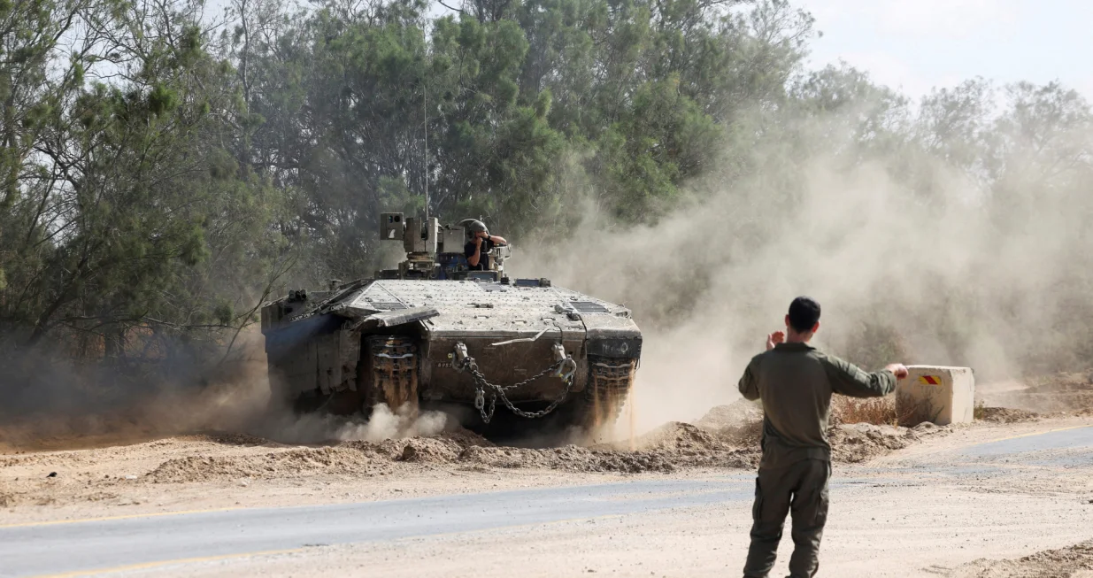 An Israeli armoured personnel carrier (APC) operates near the Israel-Gaza border, amid the ongoing conflict between Israel and Hamas, in Israel, May 19, 2025 REUTERS/Ronen Zvulun  TPX IMAGES OF THE DAY REFILE - CORRECTING TYPE OF VEHICLE FROM "AN ISRAELI TANK" TO "AN ISRAELI ARMOURED PERSONNEL CARRIER (APC)/Ronen Zvulun