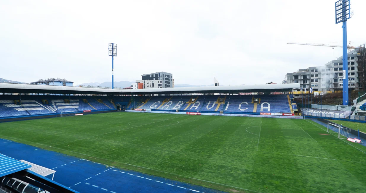 Stadion Grbavica pred utakmicu Željezničara i Posušja (FOTO: Adem Ćatić, www.fkz.ba)