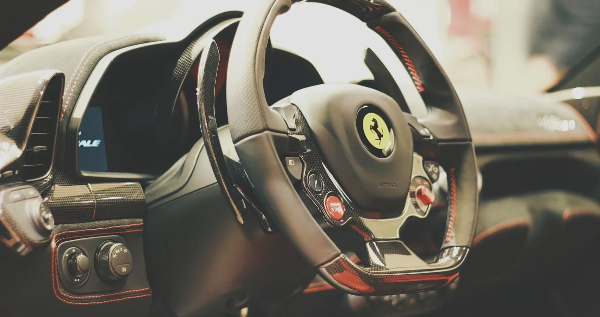 Ferrari, volan, logo, ilustracija/Pixabay