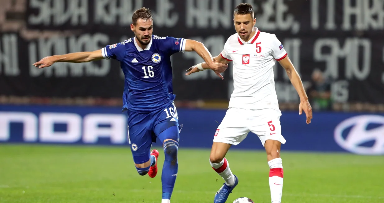 epa08653286 Bosnian's Elvir Koljic (L) in action against Polish Jan Bednarek (R) during the UEFA Nations League soccer match between Bosnia and Poland in Zenica, Bosnia and Herzegovina, 07 September 2020. EPA/FEHIM DEMIR