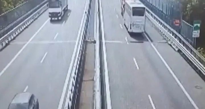 Trenutak sudara autobusa i kamiona/Screenshot/