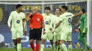 Soccer Football - Champions League - Semi Final - Second Leg - Inter Milan v FC Barcelona - San Siro, Milan, Italy - May 6, 2025 FC Barcelona's Ronald Araujo, Pau Cubarsi, Frenkie de Jong and Robert Lewandowski remonstrate with referee Szymon Marciniak after Inter Milan's Francesco Acerbi scores their third goal REUTERS/Alessandro Garofalo