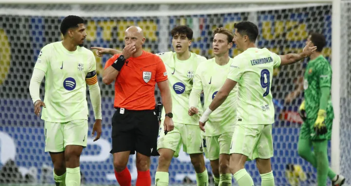 Soccer Football - Champions League - Semi Final - Second Leg - Inter Milan v FC Barcelona - San Siro, Milan, Italy - May 6, 2025 FC Barcelona's Ronald Araujo, Pau Cubarsi, Frenkie de Jong and Robert Lewandowski remonstrate with referee Szymon Marciniak after Inter Milan's Francesco Acerbi scores their third goal REUTERS/Alessandro Garofalo