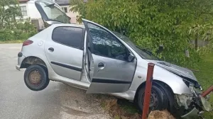 Automobil zakucan u ogradu/Moja Lukavica