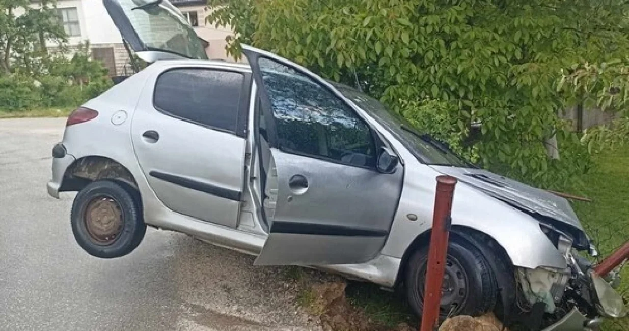 Automobil zakucan u ogradu/Moja Lukavica