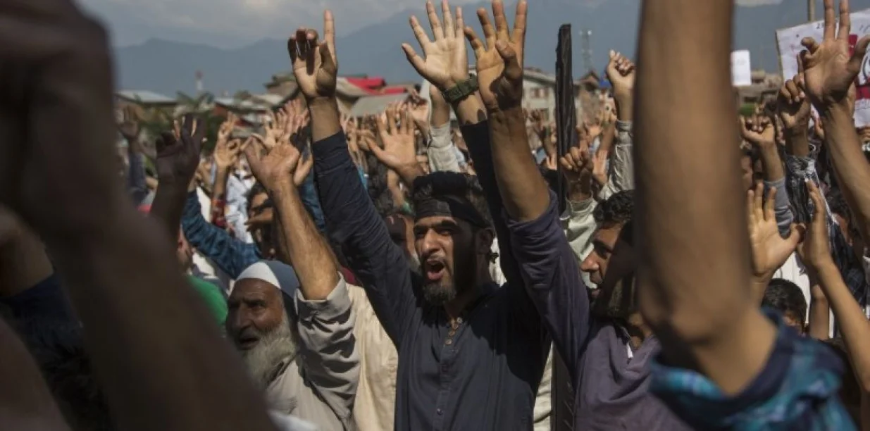 NIKO U KAŠMIRU NIJE ZADOVOLJAN: Bogata i raznovrsna kašmirska kultura, pod velikim je utjecajem indijskog, pakistanskog i centralnoazijskog kulturnog etosa, zbog čega s vremena na vrijeme eksplodira prijeteći da indijski potkontinent gurne u katastrofu nezamislivih razmjera/