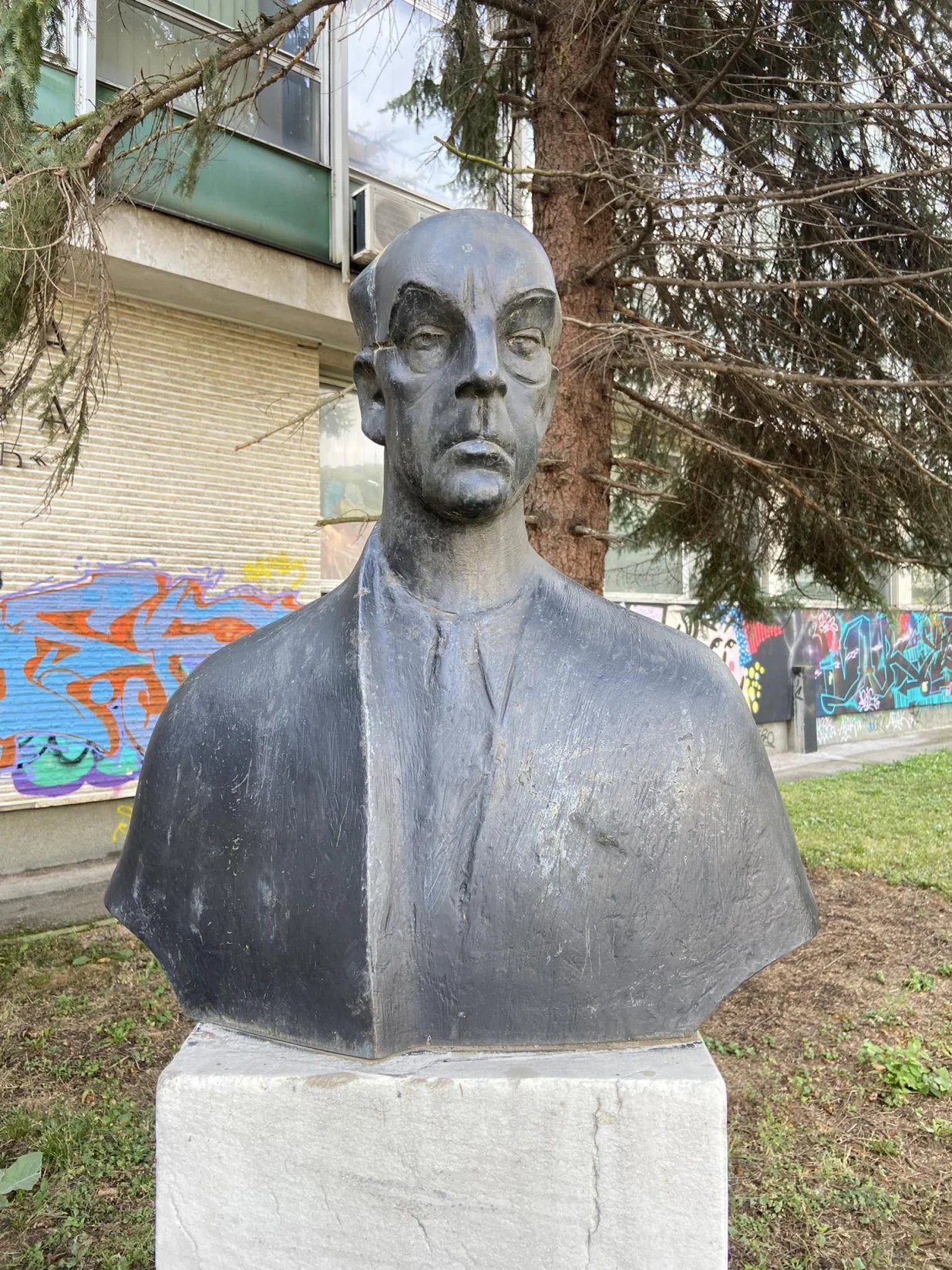 Spomen-poprsje Meše Selimovića ispred Gimnazije Meša Selimović u Tuzli/