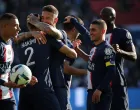 epa10303527 Paris Saint Germain's Achraf Hakimi celebrates with Teammates Kylian Mbappe (L) Sergio Ramos (C) and Marco Verratti (R) after scoring the 3-0 lead goal during the French Ligue 1 soccer match between PSG and AJ Auxerre, in Paris, France, 13 November 2022. EPA/CHRISTOPHE PETIT TESSON