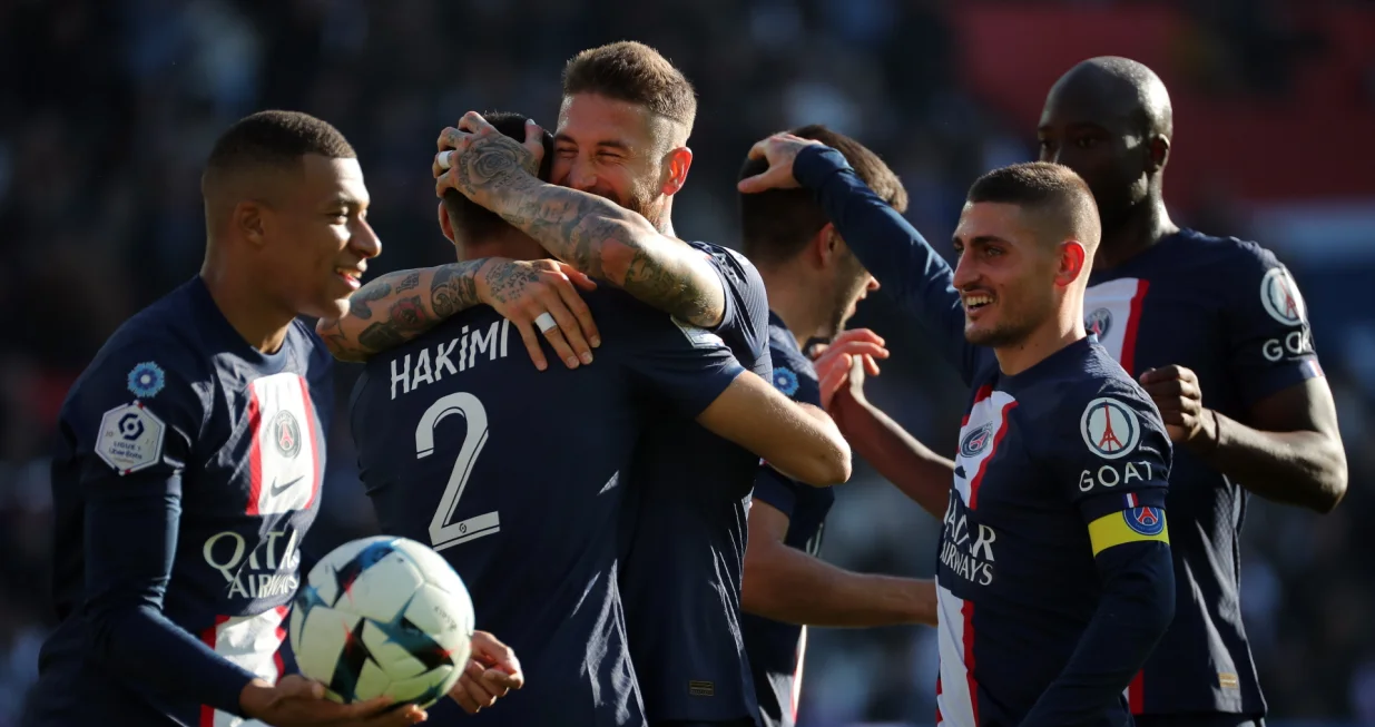 epa10303527 Paris Saint Germain's Achraf Hakimi celebrates with Teammates Kylian Mbappe (L) Sergio Ramos (C) and Marco Verratti (R) after scoring the 3-0 lead goal during the French Ligue 1 soccer match between PSG and AJ Auxerre, in Paris, France, 13 November 2022. EPA/CHRISTOPHE PETIT TESSON