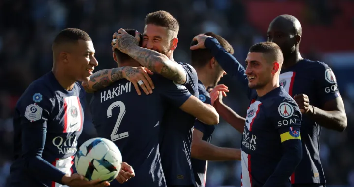 epa10303527 Paris Saint Germain's Achraf Hakimi celebrates with Teammates Kylian Mbappe (L) Sergio Ramos (C) and Marco Verratti (R) after scoring the 3-0 lead goal during the French Ligue 1 soccer match between PSG and AJ Auxerre, in Paris, France, 13 November 2022. EPA/CHRISTOPHE PETIT TESSON