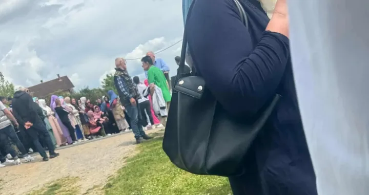 Majka je ostala da sjedi sa strane, pored mezarja/GP Maljevac/