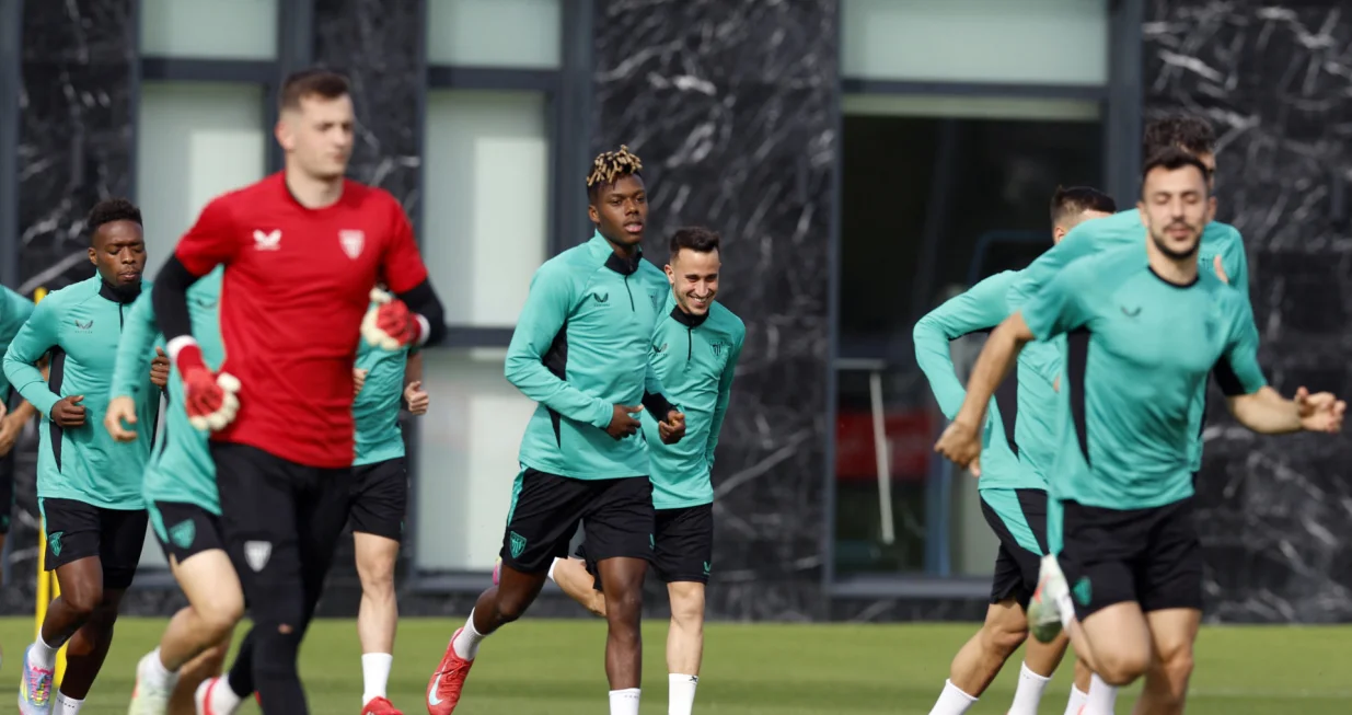 Soccer Football - Europa League - Athletic Bilbao Training - Bilbao, Spain - April 30, 2025 Athletic Bilbao's Alvaro Djalo and Athletic Bilbao's Nico Williams during training REUTERS/Vincent West