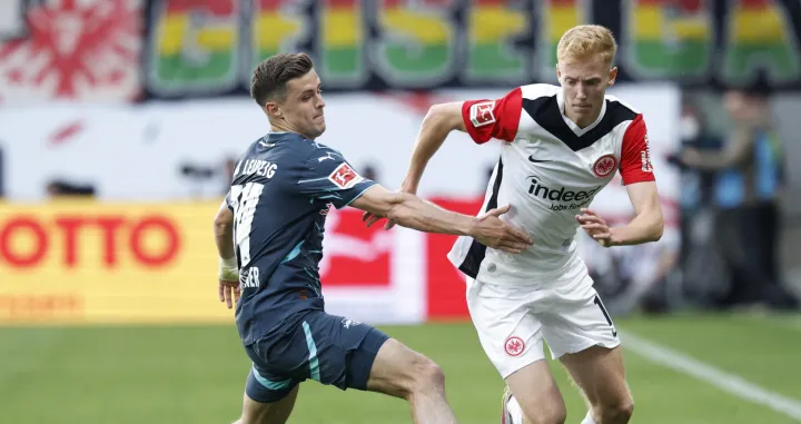 Soccer Football - Bundesliga - Eintracht Frankfurt v RB Leipzig - Deutsche Bank Park, Frankfurt, Germany - April 26, 2025 Eintracht Frankfurt's Hugo Larsson in action with RB Leipzig's Christoph Baumgartner REUTERS/Heiko Becker DFL REGULATIONS PROHIBIT ANY USE OF PHOTOGRAPHS AS IMAGE SEQUENCES AND/OR QUASI-VIDEO.