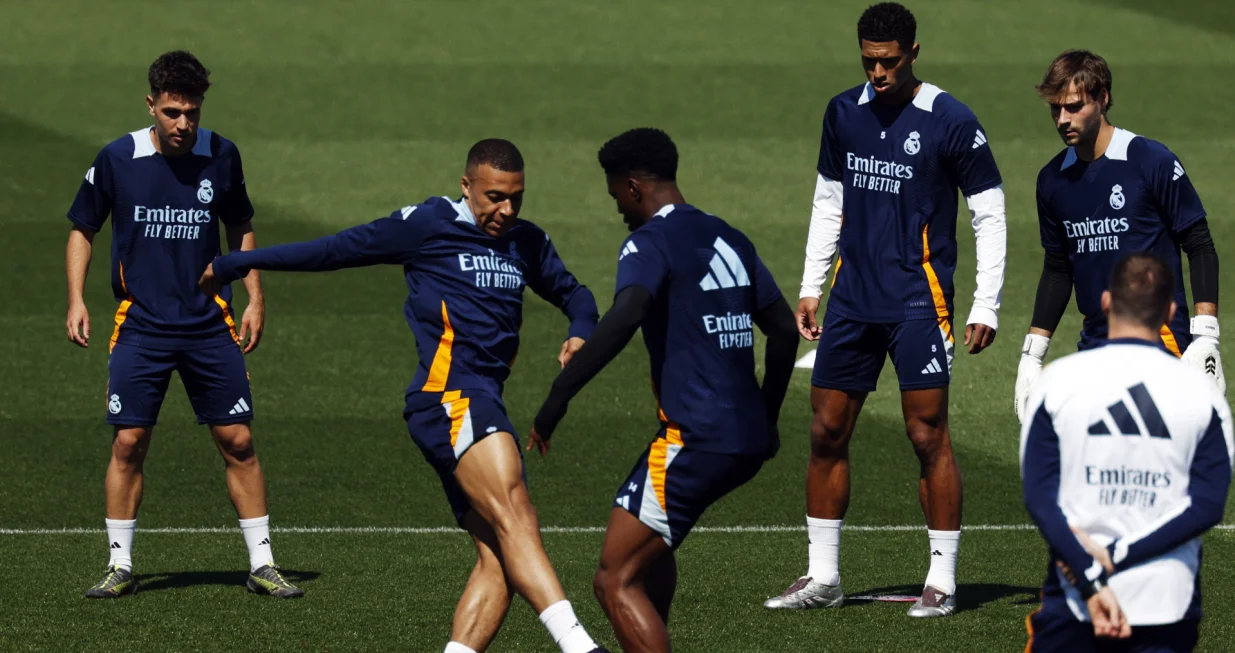 Soccer Football - LaLiga - Real Madrid Training - Ciudad Real Madrid, Valdebebas, Madrid, Spain - May 13, 2025 Real Madrid's Kylian Mbappe, Aurelien Tchouameni and Jude Bellingham with other teammates during training REUTERS/Susana Vera