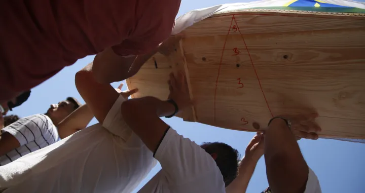 srebrenica potočari nošenje tabuta i ukop/Damir Deljo/Damir Deljo