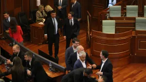 PRIŠTINA (AA) – Ni devetnaesti pokušaj da se konstituiše deveti saziv Skupštine Kosova nije uspio, jer ni danas nije postignut dogovor o formiranju komisije za tajno glasanje za predsjednika parlamenta.Većina parlamentarnih grupa u Skupštini Kosova nije podržala stvaranje ad-hoc komisije za tajno glasanje za poziciju predsjednika parlamenta, tako što nisu predložili svog člana (poslanika) za ovu komisiju, kojeg je predložila najveća stranka, Pokret Samoopredjeljenje. (Erkin Keçi - Anadolu Agency)/