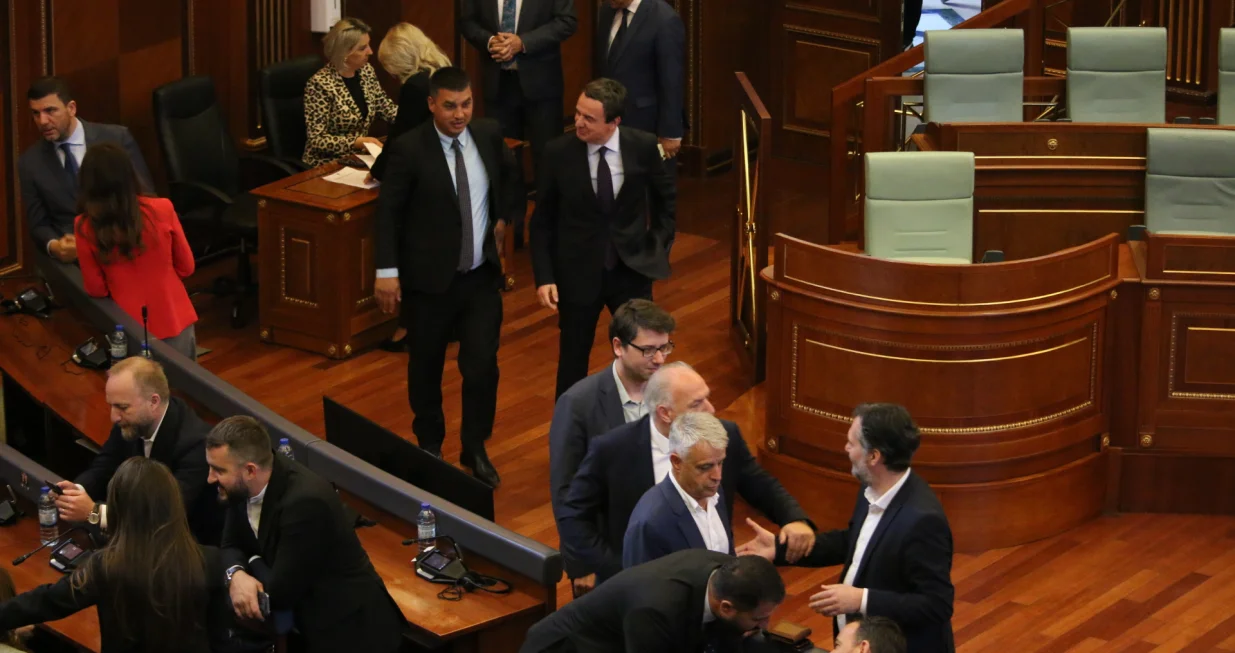 PRIŠTINA (AA) – Ni devetnaesti pokušaj da se konstituiše deveti saziv Skupštine Kosova nije uspio, jer ni danas nije postignut dogovor o formiranju komisije za tajno glasanje za predsjednika parlamenta.Većina parlamentarnih grupa u Skupštini Kosova nije podržala stvaranje ad-hoc komisije za tajno glasanje za poziciju predsjednika parlamenta, tako što nisu predložili svog člana (poslanika) za ovu komisiju, kojeg je predložila najveća stranka, Pokret Samoopredjeljenje. (Erkin Keçi - Anadolu Agency)/