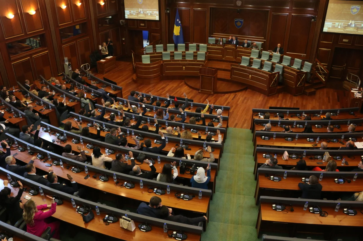 PRIŠTINA (AA) – Ni devetnaesti pokušaj da se konstituiše deveti saziv Skupštine Kosova nije uspio, jer ni danas nije postignut dogovor o formiranju komisije za tajno glasanje za predsjednika parlamenta.Većina parlamentarnih grupa u Skupštini Kosova nije podržala stvaranje ad-hoc komisije za tajno glasanje za poziciju predsjednika parlamenta, tako što nisu predložili svog člana (poslanika) za ovu komisiju, kojeg je predložila najveća stranka, Pokret Samoopredjeljenje. (Erkin Keçi - Anadolu Agency)/