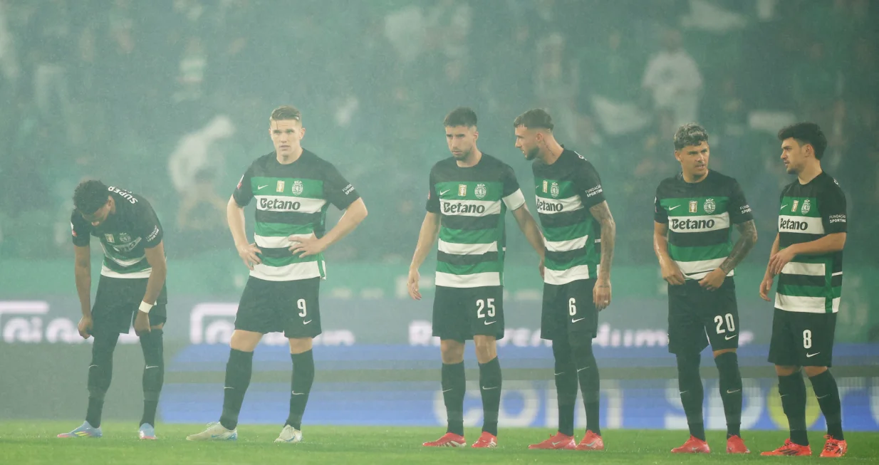 Soccer Football - Primeira Liga - Sporting CP v Gil Vicente - Estadio Jose Alvalade, Lisbon, Portugal - May 4, 2025 Sporting CP's Viktor Gyokeres with teammates before the match REUTERS/Pedro Nunes