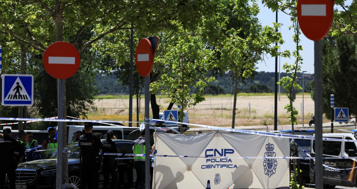 Police officers and members of the forensic team work at the spot where former Ukrainian politician Andriy Portnov, according to the Spain's Interior Ministry, was shot and killed by unidentified gunmen, outside a school in a wealthy suburb of Madrid, in Madrid, Spain May 21, 2025. REUTERS/Nacho Doce/Nacho Doce