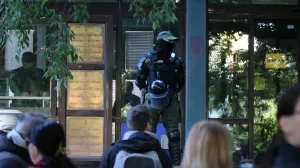 Novi Sad, Srbija - 15. maj 2025: Pripadnici Interventne jedinice policije i ЕЅandarmerije intervenisali su jutros ispred zgrade pravosudnih organa u Novom Sadu u pokuЕЎaju da razbiju blokadu ove zgrade na koju su pozvali studenti u blokadama. (Aleksandar JovanoviД‡ - Anadolu Agency)/