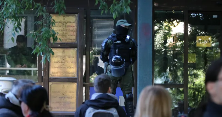Novi Sad, Srbija - 15. maj 2025: Pripadnici Interventne jedinice policije i ЕЅandarmerije intervenisali su jutros ispred zgrade pravosudnih organa u Novom Sadu u pokuЕЎaju da razbiju blokadu ove zgrade na koju su pozvali studenti u blokadama. (Aleksandar JovanoviД‡ - Anadolu Agency)/