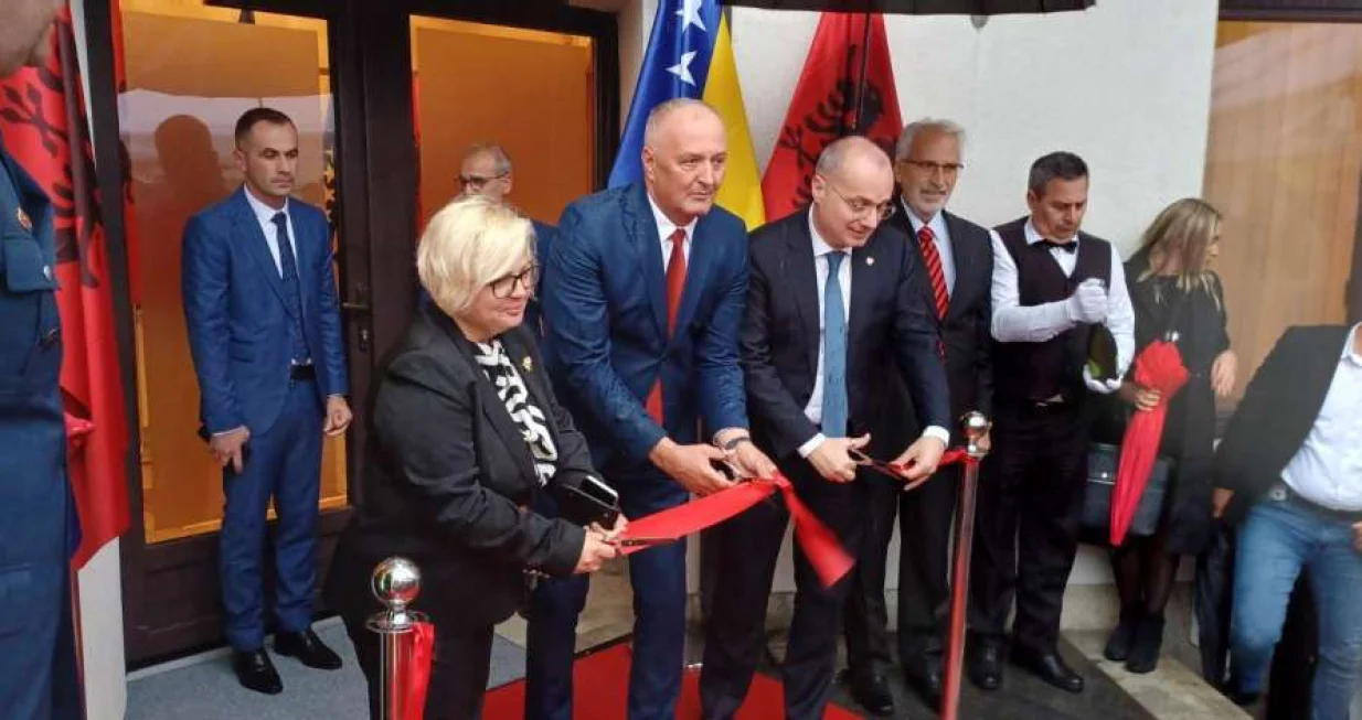 Otvaranje ambasade Albanije u Sarajevu, Zukan Helez presjekao vrpcu/Fena