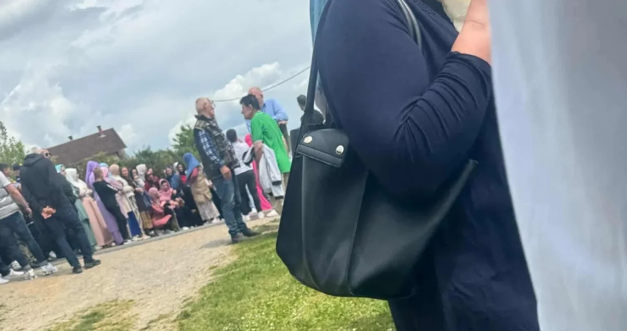 Majka je ostala da sjedi sa strane, pored mezarja/GP Maljevac/