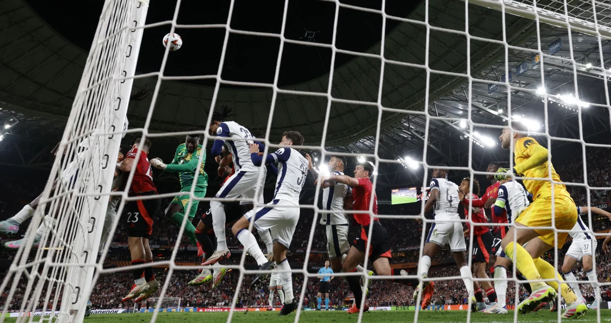 Soccer Football - Europa League - Final - Tottenham Hotspur v Manchester United - San Mames, Bilbao, Spain - May 21, 2025 Manchester United's Luke Shaw and Manchester United's Andre Onana in action with Tottenham Hotspur's Djed Spence and Tottenham Hotspur's Rodrigo Bentancur REUTERS/Andrew Couldridge
