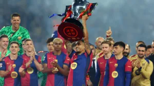 Soccer Football - LaLiga - FC Barcelona v Villarreal - Estadi Olimpic Lluis Companys, Barcelona, Spain - May 18, 2025 FC Barcelona's Raphinha lifts the trophy after winning LaLiga REUTERS/Albert Gea