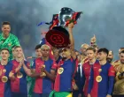 Soccer Football - LaLiga - FC Barcelona v Villarreal - Estadi Olimpic Lluis Companys, Barcelona, Spain - May 18, 2025 FC Barcelona's Raphinha lifts the trophy after winning LaLiga REUTERS/Albert Gea