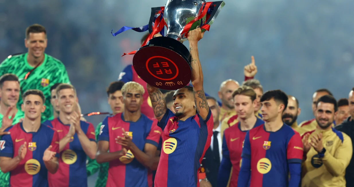 Soccer Football - LaLiga - FC Barcelona v Villarreal - Estadi Olimpic Lluis Companys, Barcelona, Spain - May 18, 2025 FC Barcelona's Raphinha lifts the trophy after winning LaLiga REUTERS/Albert Gea
