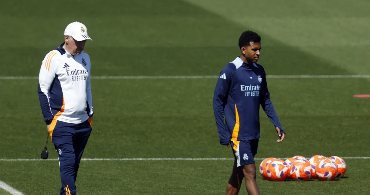 Soccer Football - LaLiga - Real Madrid Training - Ciudad Real Madrid, Valdebebas, Madrid, Spain - May 13, 2025 Real Madrid coach Carlo Ancelotti and Rodrygo during training REUTERS/Susana Vera