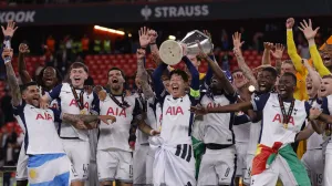 Soccer Football - Europa League - Final - Tottenham Hotspur v Manchester United - San Mames, Bilbao, Spain - May 21, 2025 Tottenham Hotspur's Son Heung-min lifts the trophy with teammates after winning the Europa League Final REUTERS/Andrew Couldridge