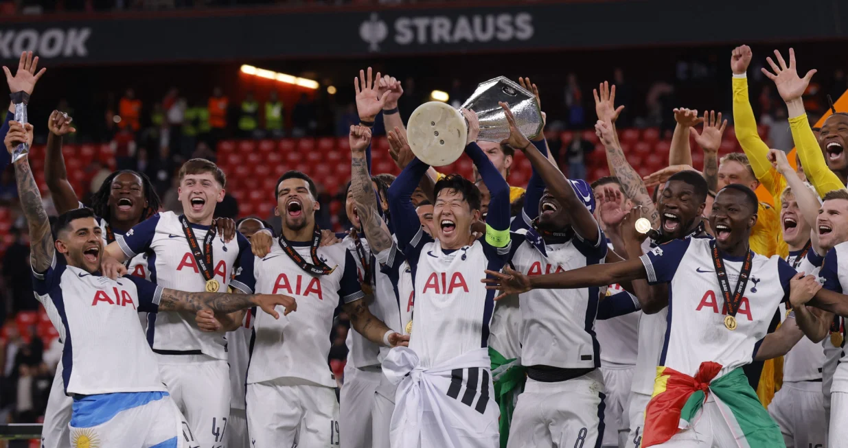 Soccer Football - Europa League - Final - Tottenham Hotspur v Manchester United - San Mames, Bilbao, Spain - May 21, 2025 Tottenham Hotspur's Son Heung-min lifts the trophy with teammates after winning the Europa League Final REUTERS/Andrew Couldridge