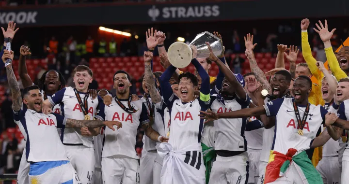 Soccer Football - Europa League - Final - Tottenham Hotspur v Manchester United - San Mames, Bilbao, Spain - May 21, 2025 Tottenham Hotspur's Son Heung-min lifts the trophy with teammates after winning the Europa League Final REUTERS/Andrew Couldridge